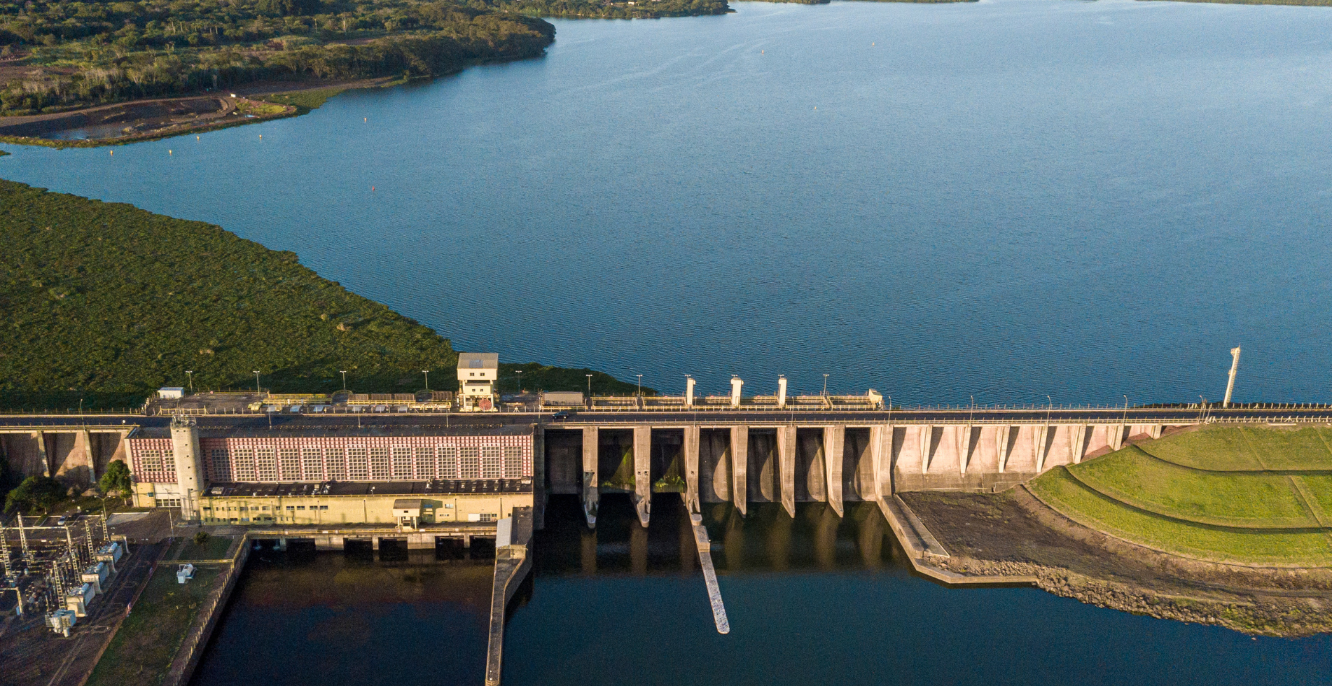 Vista panorâmica de uma usina hidrelétrica e seu reservatório de água